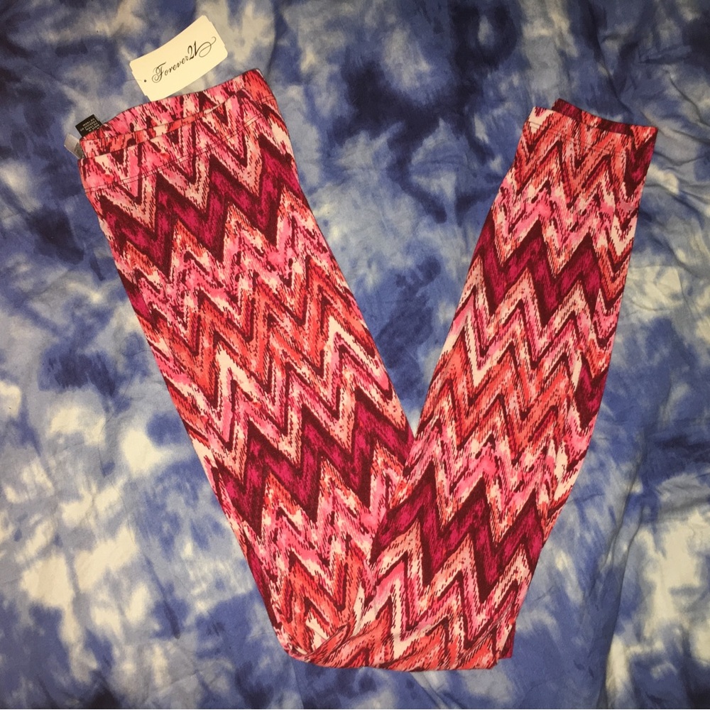 ❌SOLD❌ on ThredUp—F21 Red Chevron Leggings